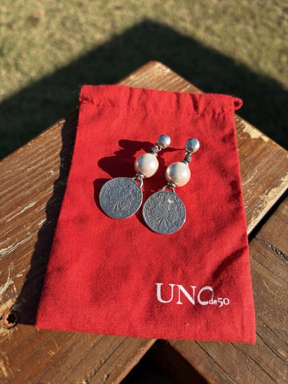 UNO de 50 Silver Plated Antique Coin Pearl Dangle Earrings
